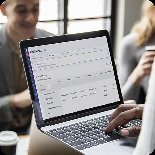 Compte de résultat consulté sur un ordinateur portable